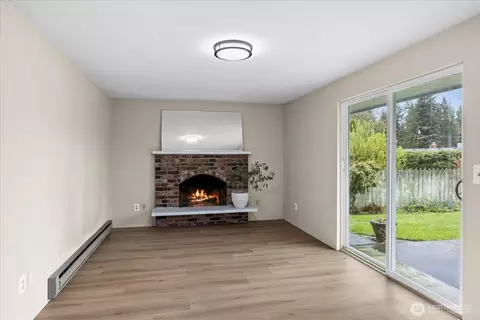 Living - 10831 35th Ave SE, Everett, WA 98208 photo 4 of 5