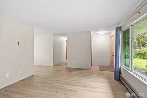 Living - 10831 35th Ave SE, Everett, WA 98208 photo 5 of 5