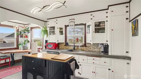 Kitchen - 44927 228th Ave SE, Enumclaw, WA 98022 photo 1 of 3