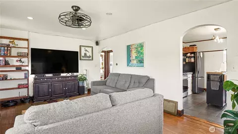 Living - 44927 228th Ave SE, Enumclaw, WA 98022 photo 1 of 1