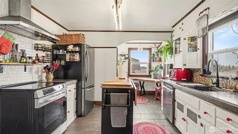 Kitchen - 44927 228th Ave SE, Enumclaw, WA 98022 photo 3 of 3