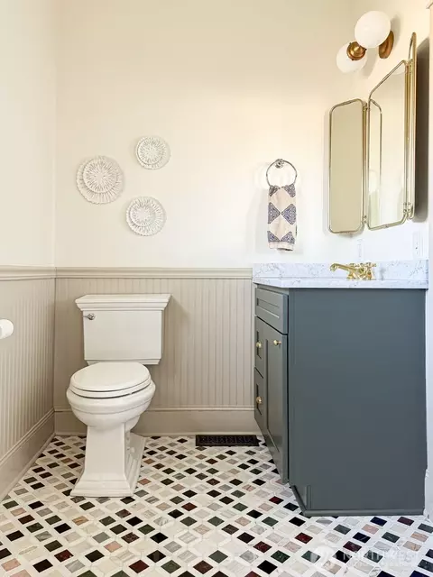 Bath - 2115 Rockefeller Ave, Everett, WA 98201 photo 1 of 3