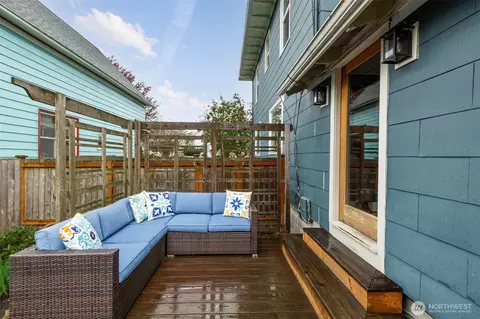 Exterior - 2115 Rockefeller Ave, Everett, WA 98201 photo 3 of 12