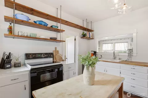 Kitchen - 2115 Rockefeller Ave, Everett, WA 98201 photo 4 of 4