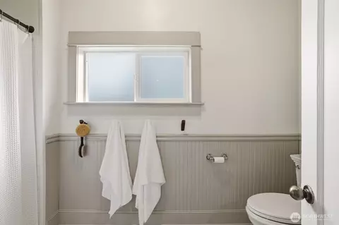 Bath - 2115 Rockefeller Ave, Everett, WA 98201 photo 3 of 3