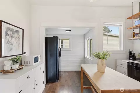 Kitchen - 2115 Rockefeller Ave, Everett, WA 98201 photo 3 of 4