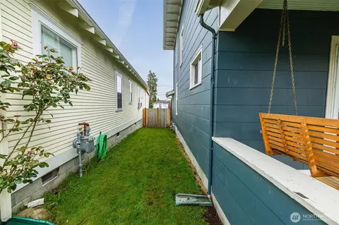Exterior - 2115 Rockefeller Ave, Everett, WA 98201 photo 8 of 12