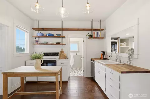 Kitchen - 2115 Rockefeller Ave, Everett, WA 98201 photo 1 of 4