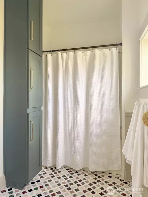 Bath - 2115 Rockefeller Ave, Everett, WA 98201 photo 2 of 3