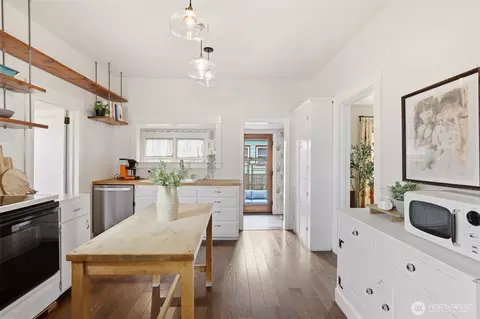 Kitchen - 2115 Rockefeller Ave, Everett, WA 98201 photo 2 of 4