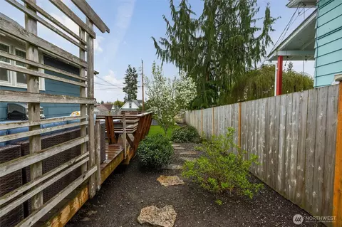 Exterior - 2115 Rockefeller Ave, Everett, WA 98201 photo 6 of 12