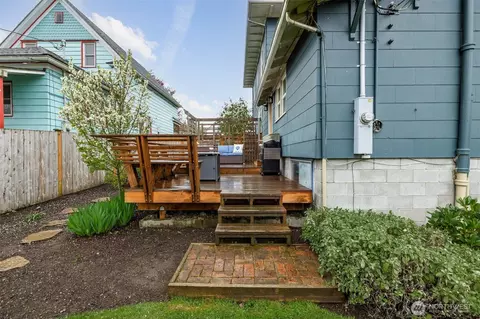 Exterior - 2115 Rockefeller Ave, Everett, WA 98201 photo 4 of 12