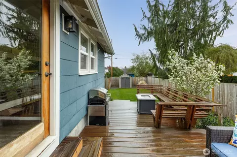 Exterior - 2115 Rockefeller Ave, Everett, WA 98201 photo 5 of 12