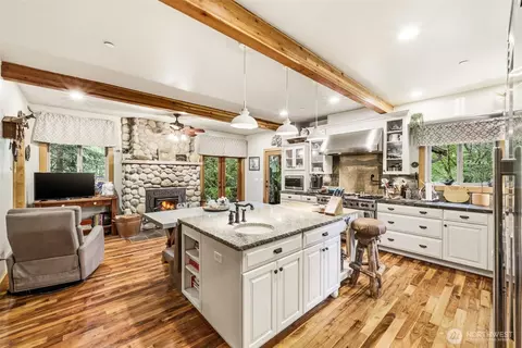 Kitchen - 42732 284th Ave SE, Enumclaw, WA 98022 photo 3 of 4