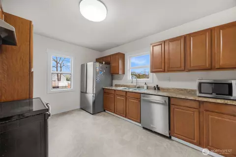 Kitchen - 2011 Oakes Ave, Everett, WA 98201 photo 1 of 4