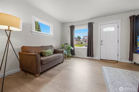 Entry Way - 2011 Oakes Ave, Everett, WA 98201 photo 1 of 1