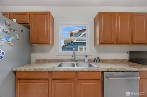 Kitchen - 2011 Oakes Ave, Everett, WA 98201 photo 3 of 4