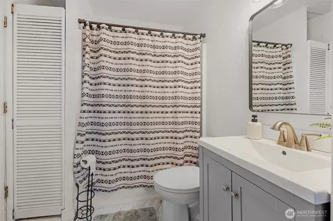 Bath - 2011 Oakes Ave, Everett, WA 98201 photo 1 of 1