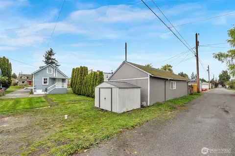 Exterior - 2011 Oakes Ave, Everett, WA 98201 photo 6 of 9