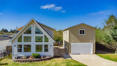555 Ensign Ave NW, Ocean Shores, WA 98569