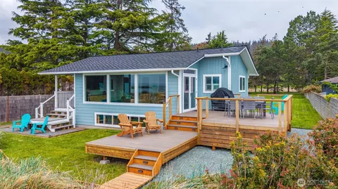 1818 E Lola Beach Ln, Oak Harbor, WA 98277