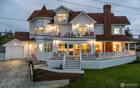807 N Main St, Coupeville, WA 98239