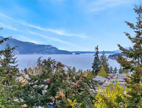 3508 W 8th St, Anacortes, WA 98221