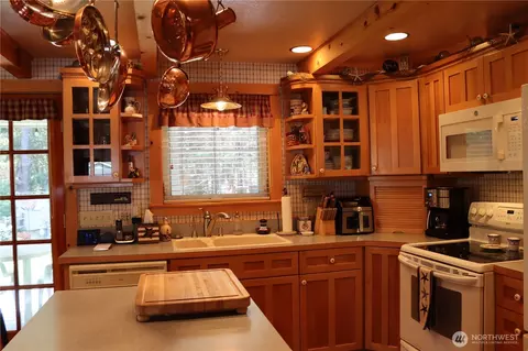 Kitchen - 1222 194th St W, Long Beach, WA 98631 photo 2 of 3