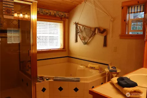 Bath - 1222 194th St W, Long Beach, WA 98631 photo 2 of 2