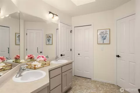 Bath - 4416 239th Pl SE, Bothell, WA 98021 photo 3 of 5