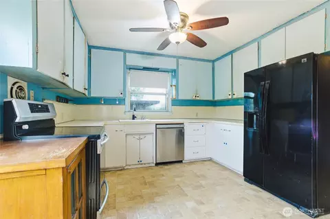Kitchen - 7316 166th Ave E, Sumner, WA 98390 photo 2 of 2