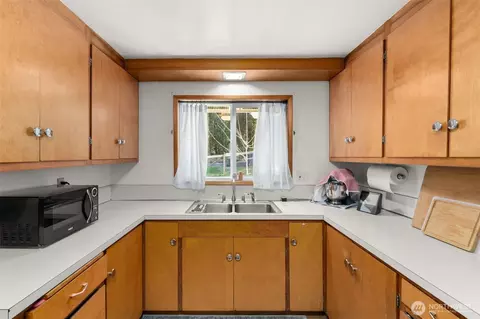Kitchen - 810 King Rd, Winlock, WA 98596 photo 2 of 2