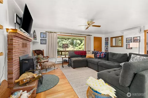 Living - 810 King Rd, Winlock, WA 98596 photo 1 of 2