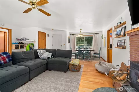 Living - 810 King Rd, Winlock, WA 98596 photo 2 of 2