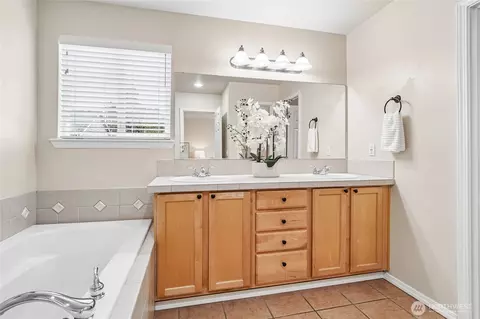 Bath - 111 Nellis Rd, Bothell, WA 98012 photo 1 of 3