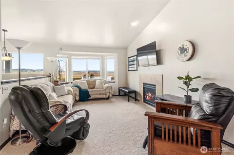 Living - 9702 Lowell Larimer Rd, Everett, WA 98208 photo 1 of 2