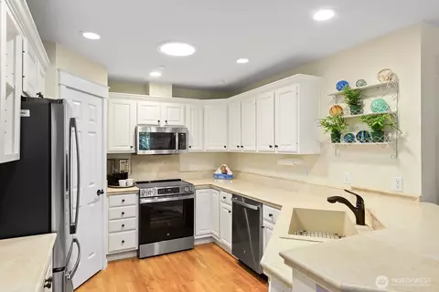 Kitchen - 321 E Soderberg Rd #E 14, Allyn, WA 98524 photo 1 of 3