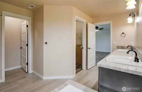 Entry Way - 474 Sigrist Dr E, Enumclaw, WA 98022 photo 3 of 5