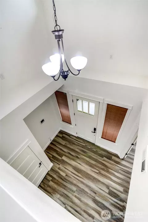 Entry Way - 474 Sigrist Dr E, Enumclaw, WA 98022 photo 5 of 5