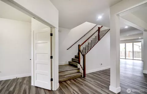 Entry Way - 474 Sigrist Dr E, Enumclaw, WA 98022 photo 2 of 5