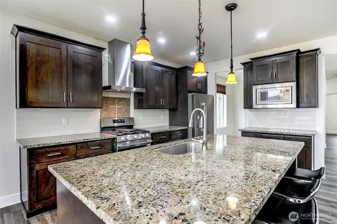 Kitchen - 474 Sigrist Dr E, Enumclaw, WA 98022 photo 2 of 5