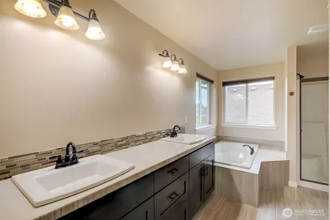Bath - 474 Sigrist Dr E, Enumclaw, WA 98022 photo 2 of 5