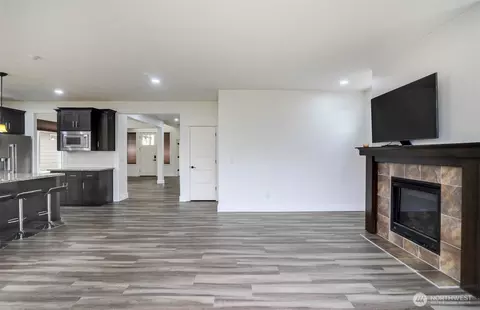Living - 474 Sigrist Dr E, Enumclaw, WA 98022 photo 3 of 4