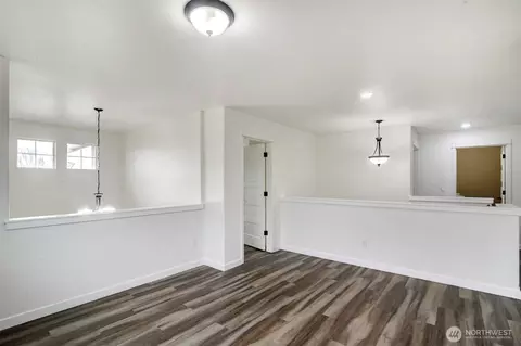 Entry Way - 474 Sigrist Dr E, Enumclaw, WA 98022 photo 4 of 5