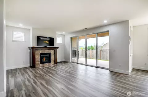 Living - 474 Sigrist Dr E, Enumclaw, WA 98022 photo 2 of 4