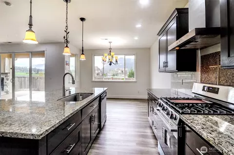 Kitchen - 474 Sigrist Dr E, Enumclaw, WA 98022 photo 3 of 5