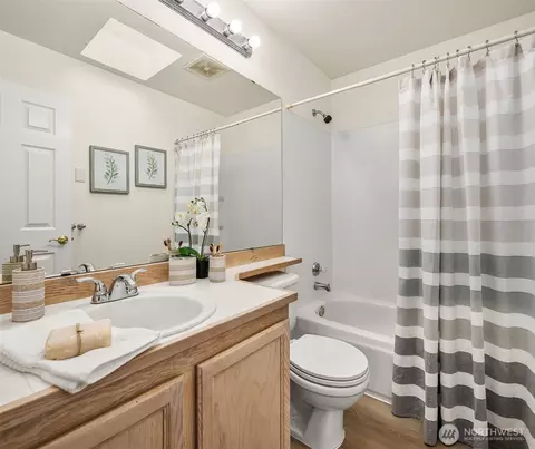 Bath - 5735 14th Dr W, Everett, WA 98203 photo 2 of 4