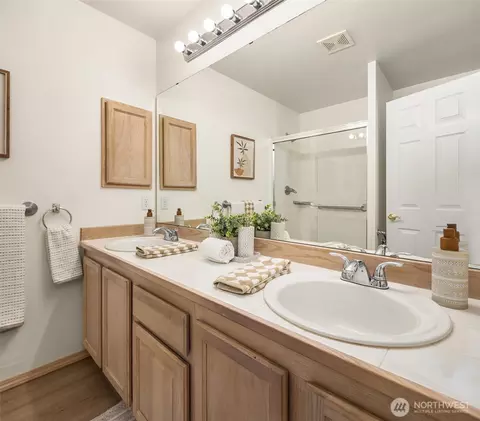 Bath - 5735 14th Dr W, Everett, WA 98203 photo 3 of 4