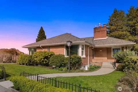 2462 36th Ave W, Seattle, WA 98199