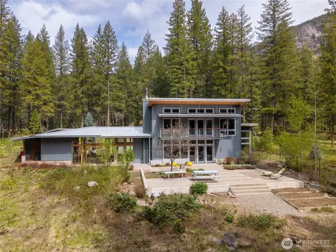 589 Lost River Rd, Mazama, WA 98833